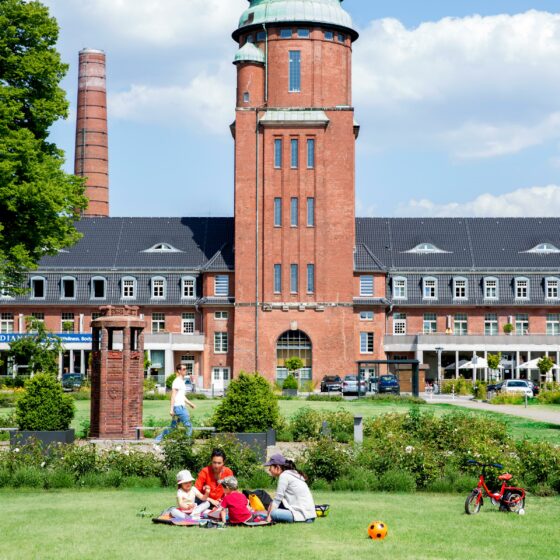 Park vorm Wasserturmpalais im Quartier 21 in Hamburg