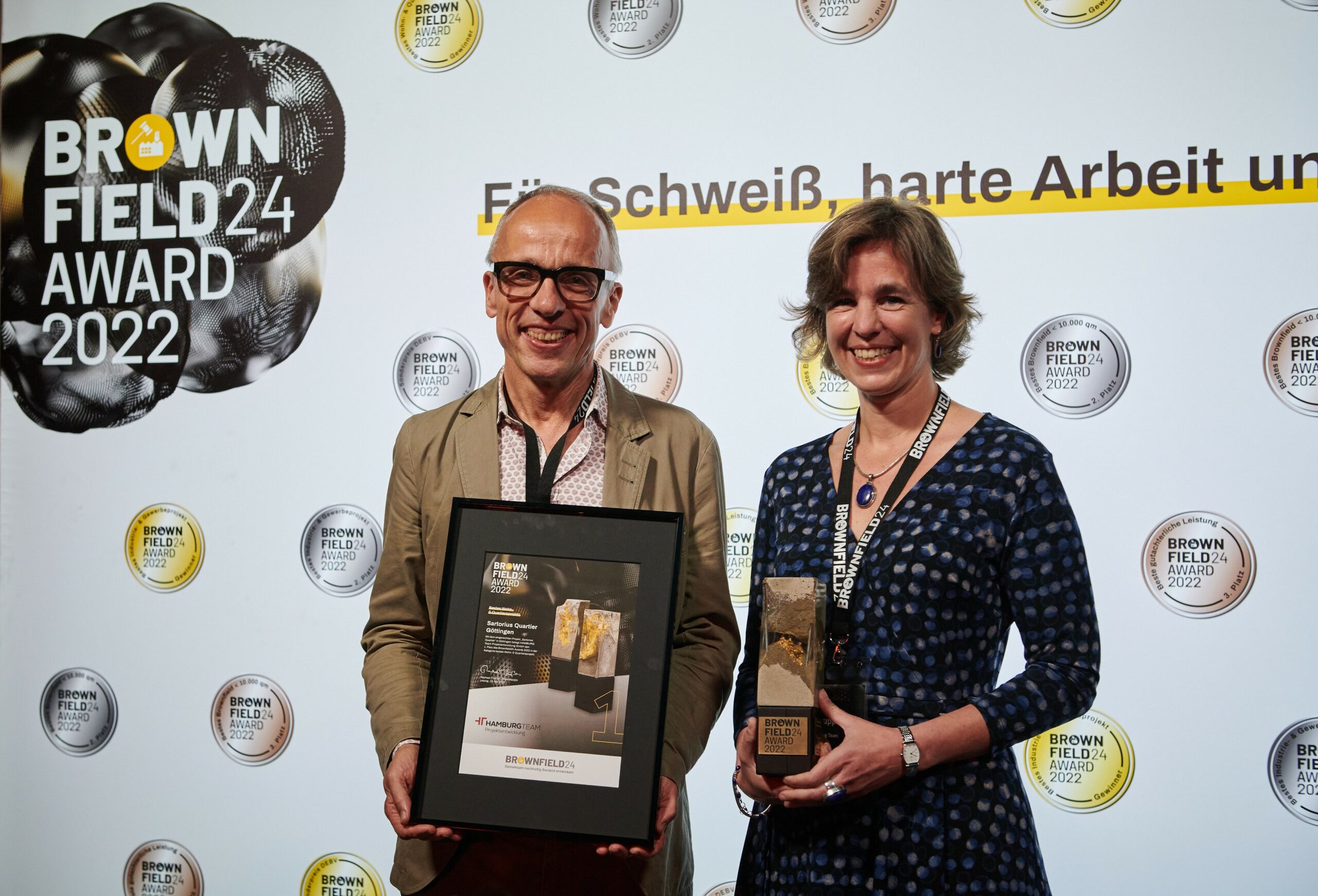 Stefanie Schupp und Sebastian Franzius nehmen Brownfield Award Gold für das Sartorius Quartier entgegen