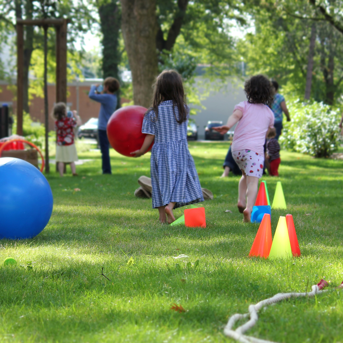 Kind mit Spielzeug im Barmbeker Quartier 21