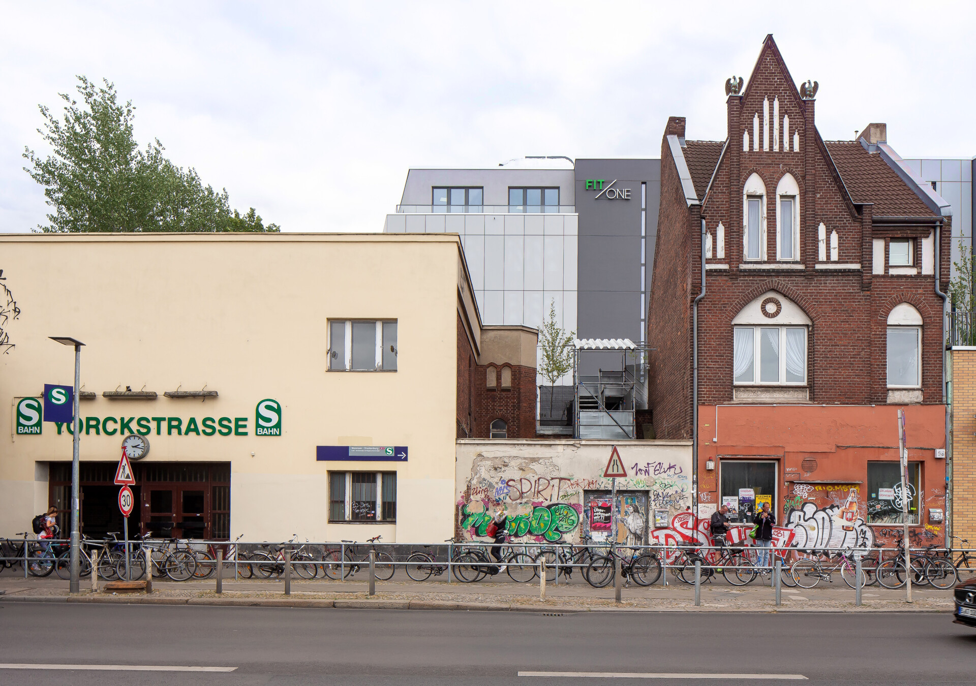 Backsteingebäude mit der Kneipe Zum Umsteiger