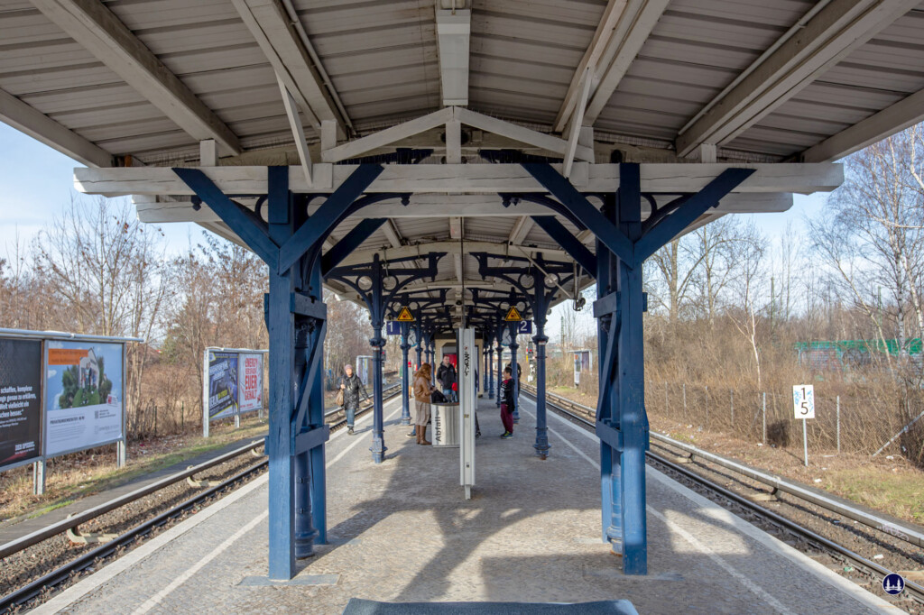 Bahnsteig des S-Bahnhofs Yorckstraße mit den original schmiedeisernen Bahnsteigsäulen.