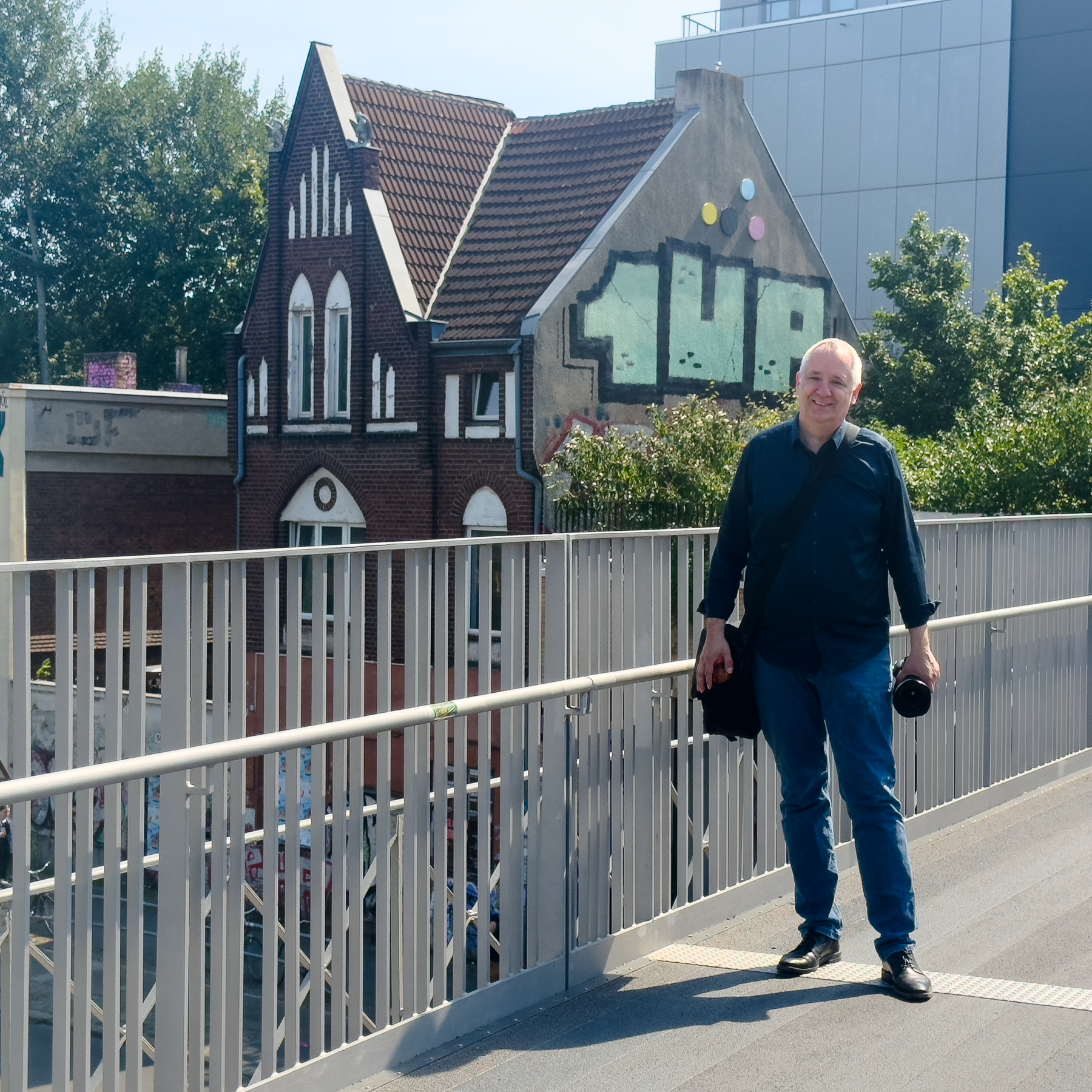 Stadtchronist Lutz Röhrig auf der sanierten Yorckstraßenbrücke vor dem Umsteiger.