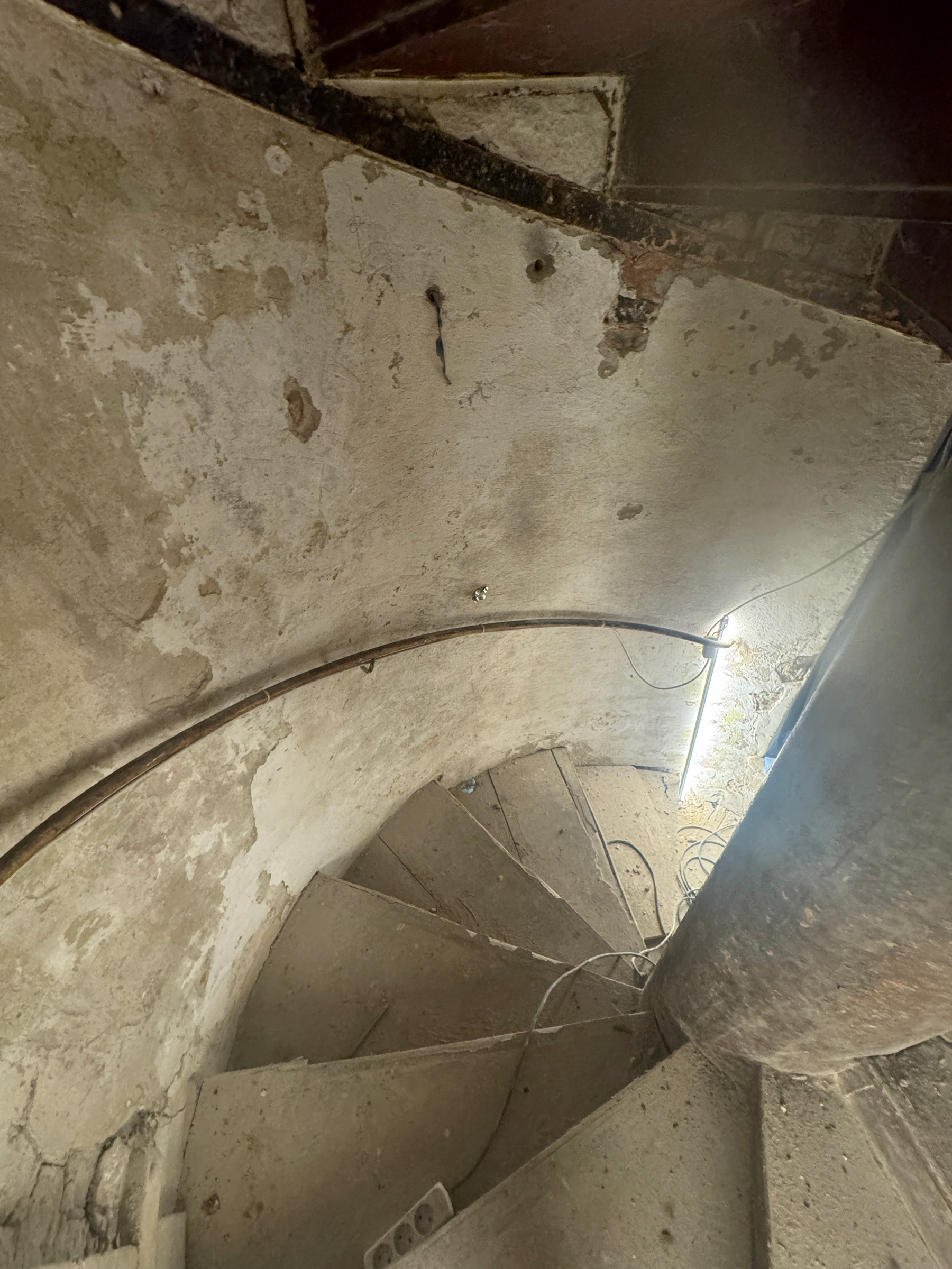 Blick vom Dachgeschoss die Wendeltreppe hinunter.