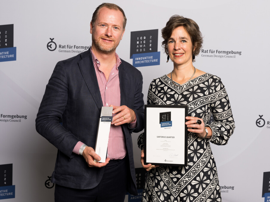 Bastian Humbach und Stefanie Schupp bei der Preisverleihung des ICONIC AWARDS für das Sartorius Quartier