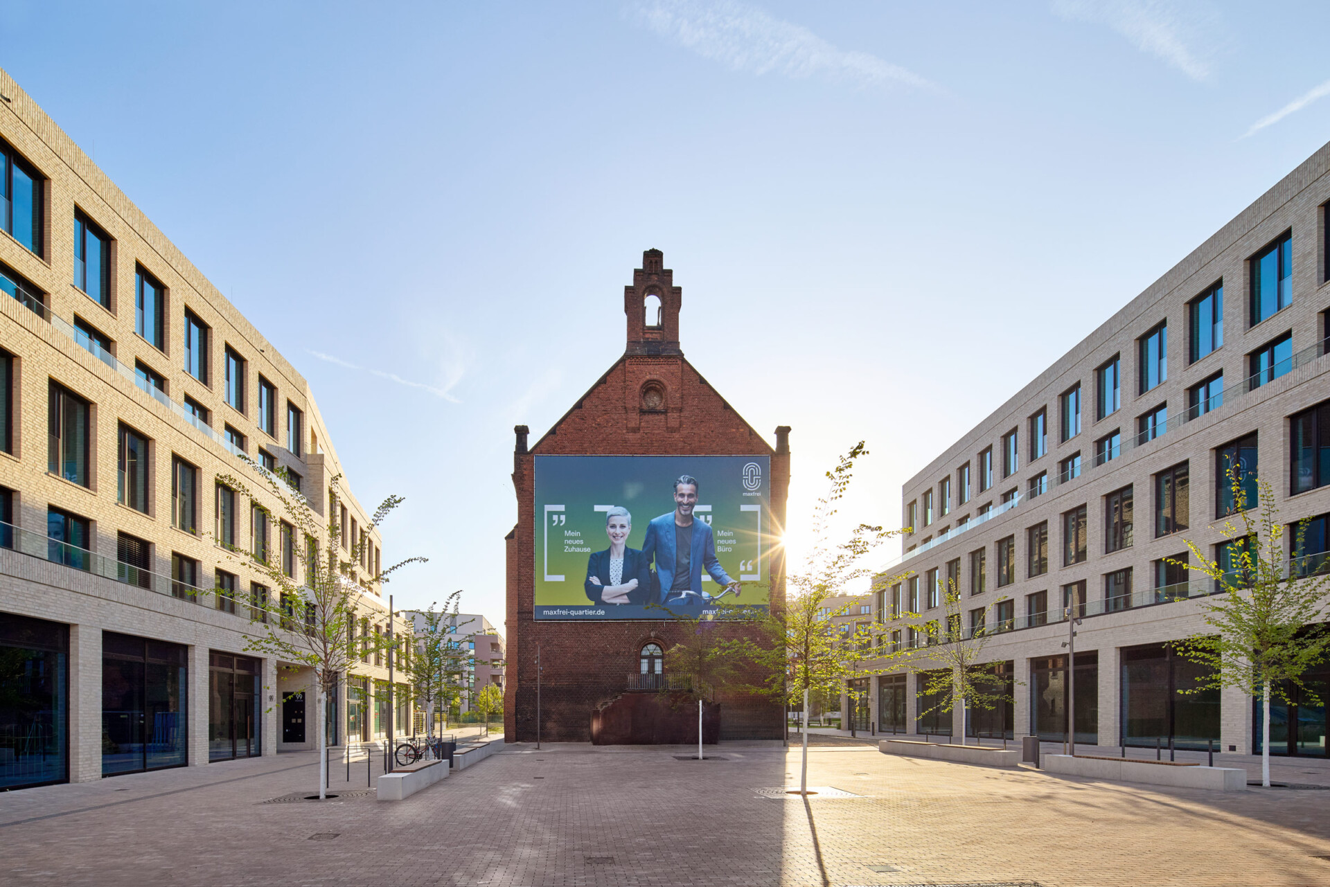Das Projekt maxfrei mit der historischen Kapelle flankiert durch zwei hochmoderne Bürogebäude