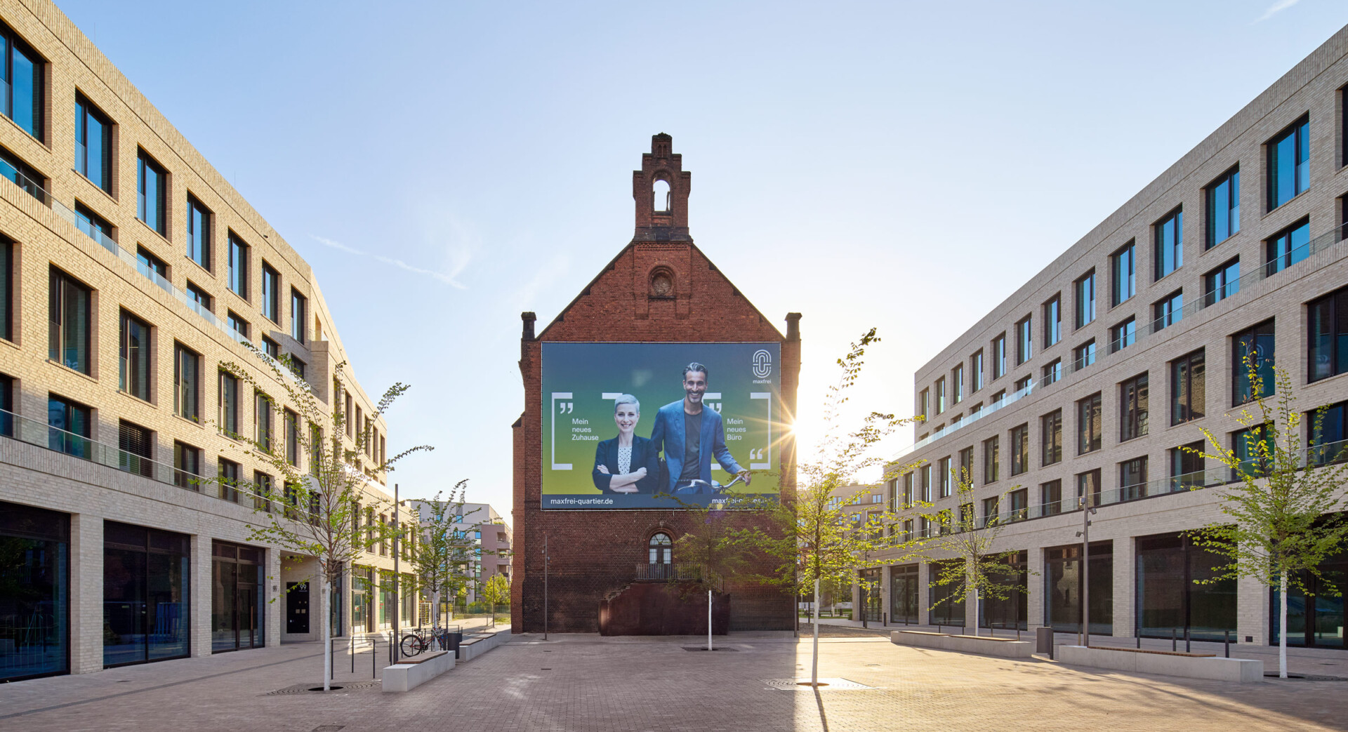 Das Projekt maxfrei mit der historischen Kapelle flankiert durch zwei hochmoderne Bürogebäude