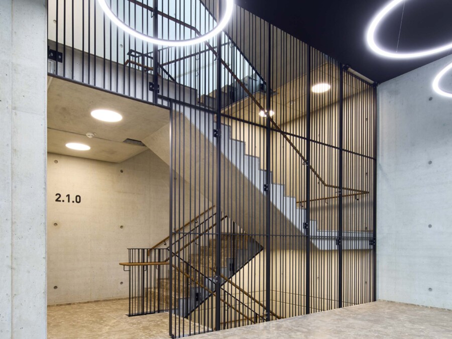 Hochwertig gestaltetes Treppenhaus eines Bürogebäudes der Quartiersentwicklung maxfrei