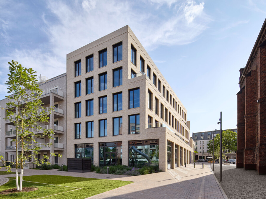 Außenansicht eines Büro- und Wohngebäudes im Quartier maxfrei in Düsseldorf