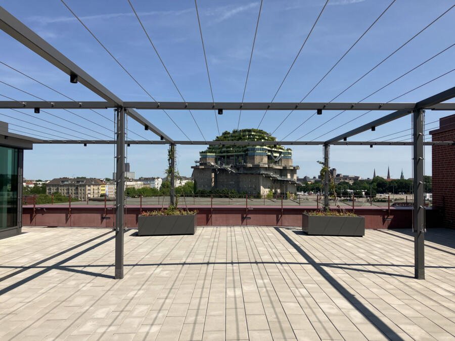 Blick von der Paulihaus-Dachterrasse auf den Hamburg Bunker