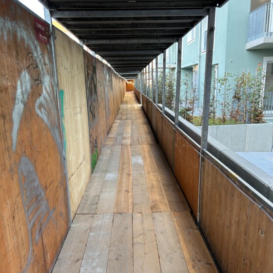 Baustellentunnel beim Quartier Hey Charlottenburg in der Quedlinburger Straße
