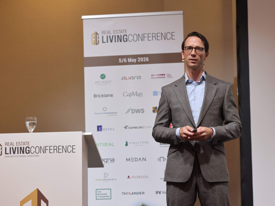 Auf der LivingConference 2026 sprach Nikolas Jorzick über Chancen für attraktivere Investments in Wohnimmobilien.