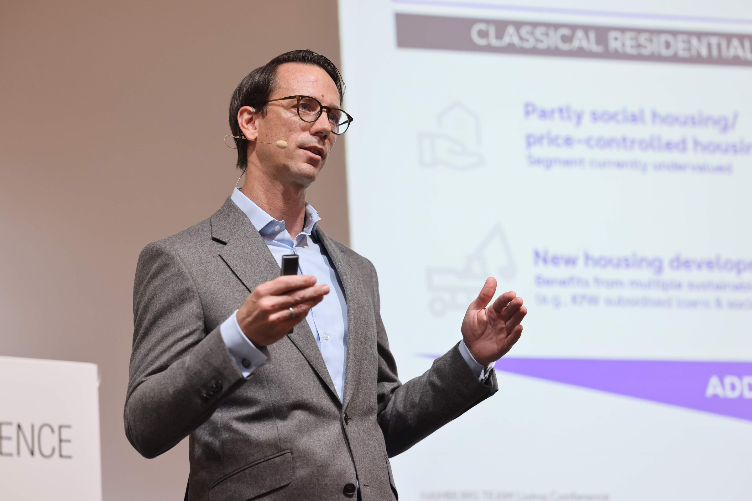 Nikolas Jorzick bei seinem Vortrag auf der LivingConference 2026