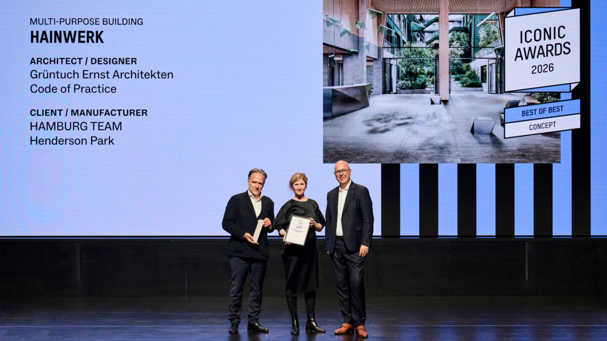 Bei der Preisverleihung wurde Lieselotte Axelsen und Klausheldwein der ICONIC AWARD für das HAINWERK überreicht.