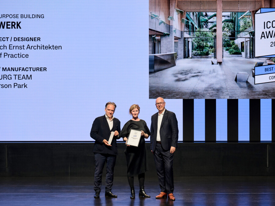 Bei der Preisverleihung wurde Lieselotte Axelsen und Klausheldwein der ICONIC AWARD für das HAINWERK überreicht.